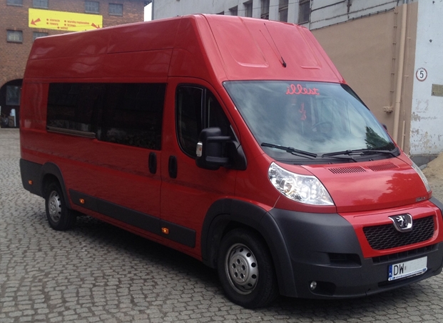 Czerwony Peugeot po zabudowie osobowej, przed warsztatem Auto Kwartet